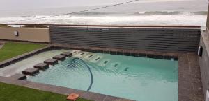 uma piscina com vista para o oceano em Azure Luxury Apartments Estate em La Mercy