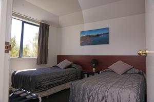 Postel nebo postele na pokoji v ubytování Sherborne Motor Lodge