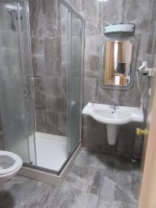 A bathroom at OTEL AMİLLER