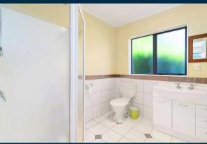 羅托魯阿的住宿－Sweet Home，一间带卫生间、水槽和窗户的浴室