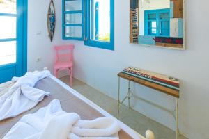 Posteľ alebo postele v izbe v ubytovaní "Anemoskala" Cycladic Traditional House
