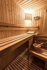 a wooden sauna with a bench and a bowl at Złota Sowa - Ostoja Bukowinki in Jaworki