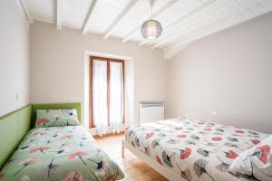 sypialnia z łóżkiem i oknem w obiekcie Le tre Ninfee di Pusiano! Free Parking w mieście Pusiano