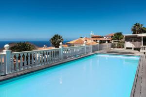 basen na balkonie z widokiem na ocean w tle w obiekcie Penthouse Vistamar w Aronie