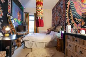 una camera con letto, tavolo e TV di Bradford Digs a Bradford