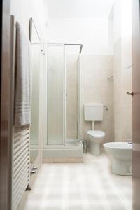 ein Bad mit einer Dusche, einem WC und einem Waschbecken in der Unterkunft H&L Hotel in Cinisello Balsamo