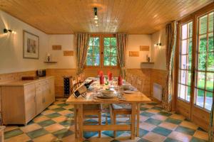 eine Küche mit einem Holztisch mit Stühlen in der Unterkunft Chalet Les Erines in Châtel