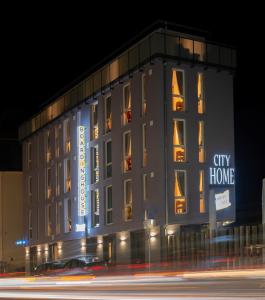 un edificio con una casa de la ciudad iluminada por la noche en Boardinghouse City Home en Bielefeld