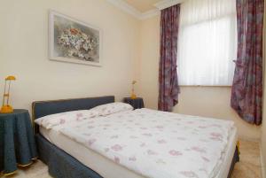 sypialnia z łóżkiem i oknem w obiekcie Penthouse Vistamar w Aronie +37 zdjęć