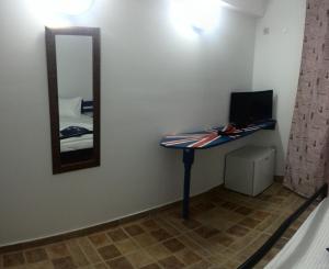 コスティネシュティにあるHacienda del Mar Costinestiの鏡付きのデスク、ベッドが備わる客室です。