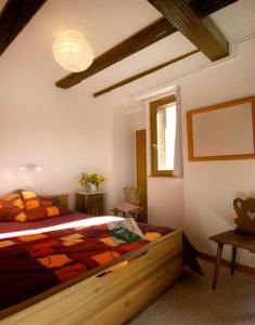 um quarto com uma cama e uma janela em Apart' City Break Colmar em Colmar