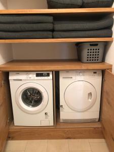uma máquina de lavar roupa e uma máquina de lavar roupa num quarto em The LODGE, Saalbach em Saalbach-Hinterglemm