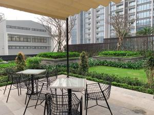 Κήπος έξω από το Sunshine Balcony Apartment in VINHOMES METROPOLIS near Lotte Hanoi