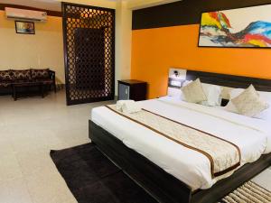 Ein Bett oder Betten in einem Zimmer der Unterkunft The Loft Hotel, Siliguri