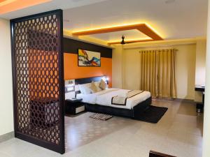Uma cama ou camas num quarto em The Loft Hotel, Siliguri