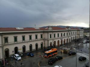 un bus est garé devant un grand bâtiment dans l'établissement Appartamento Beatrice, à Pistoia 4 autres photos
