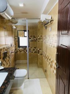 Bathroom sa The Loft Hotel, Siliguri