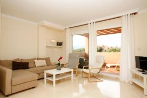 sala de estar con sofá y mesa en REF 1 Spacious Sea View Apartment, en Marbella