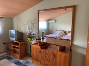 1 dormitorio con litera y espejo en Tirana Apartment B&B en Tirana