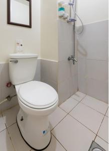 
A bathroom at Vaccinated Staff - OYO 474 Urbandeca Tower 316 - Nizami Condotel
