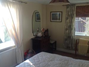 A bed or beds in a room at Weighton Wolds Cottage 