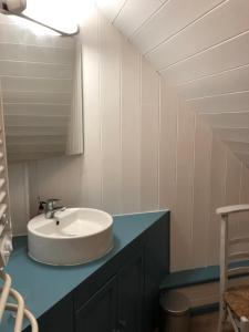 een badkamer met een wastafel en een spiegel bij Gîte de Kereveur, Loguivy de la Mer in Ploubazlanec +17 foto's