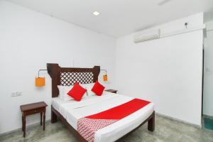 1 dormitorio con 1 cama con almohadas rojas en Villa 45 - Balapitiya, en Balapitiya