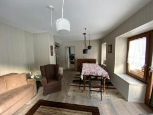 un soggiorno con tavolo e divano di Maison Vittorio a Cogne