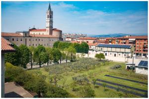 una ciudad con una torre de reloj y un parque en Santa Teresa House, en Verona