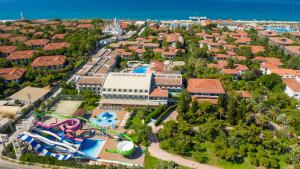 een luchtzicht op een resort met een waterpark bij Club Nena - All Inclusive in Kizilagac