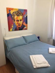 Schlafzimmer mit einem Bett mit Wandgemälde in der Unterkunft Al teatro in Padua