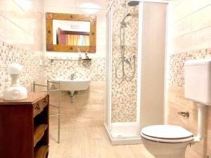 een badkamer met een douche, een toilet en een wastafel bij Flower Cozy room in Venetië