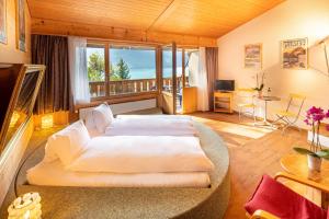 Televisyen dan/atau pusat hiburan di Hotel Lindenhof by Crossworld AG