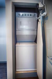 セント・ロバートにあるZ Loft Extended Stay Hotelの- 白い洗濯機&乾燥機(客室内)