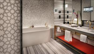 Four Seasons Hotel Kuwait at Burj Alshaya tesisinde bir banyo