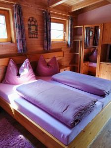 マイヤーホーフェンにあるApartment Hausbergerの木造キャビン内のベッドルーム1室(ベッド2台付)