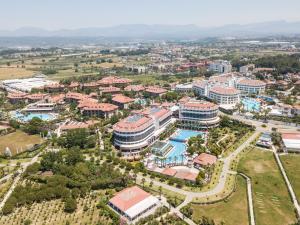 een luchtzicht op de campus van een resort bij Alba Royal Hotel - Ultra All Inclusive -Adults Only (+16) in Side