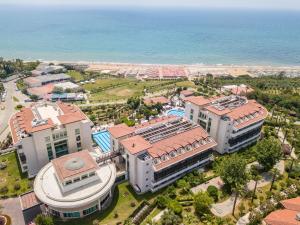 eine Luftansicht eines Resorts in der Nähe des Ozeans in der Unterkunft Alba Royal Hotel - Ultra All Inclusive -Adults Only (+16) in Side