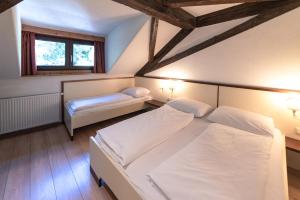 Een bed of bedden in een kamer bij Apartments Waldquell