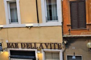 - un bâtiment avec un panneau de livraison de bar dans l'établissement Youroom Vite, à Rome