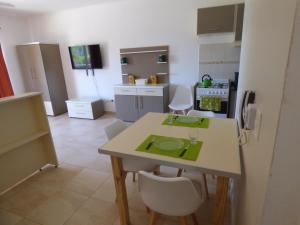 科隆Puerto Termas的小厨房配有桌椅