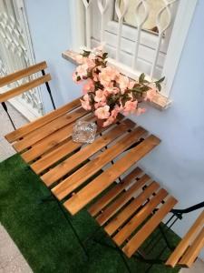 a wooden bench with a vase of flowers on it at Trastevere & Gianicolo Sweet Rest in Rome +72 photos