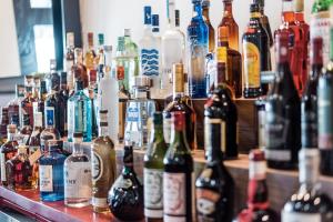 - un bar avec de nombreuses bouteilles d'alcool dans l'établissement Fortel Hostel, à San Juan