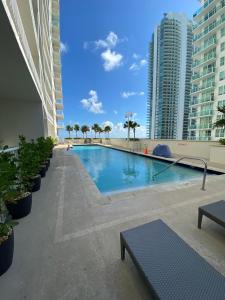 una gran piscina en medio de un edificio en Chic and Modern, Brickell / Miami + FREE Parking, en Miami