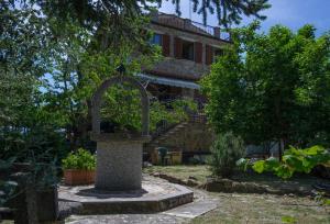 a stone fountain in front of a building at B&B Locanda Sant'Antimo in Montalcino