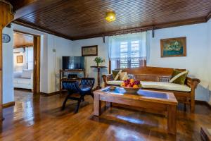 TV a/nebo společenská místnost v ubytování Aletri Pool Cottage