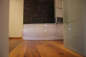 a white bath tub in a bathroom with a window at maison neuve en bois près de Pairy Daisa in Brugelette