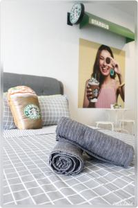 un lit avec une photo d'une femme sur le mur dans l'établissement Cozy Suite StarBus! Zetapark! Above Shopping Mall! FREE Wifi FREE Parking, à Kuala Lumpur