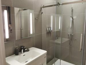 Duplex Maisonette with Heated P-Pool and Jacuzzi的一间浴室