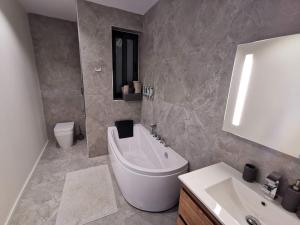 Duplex Maisonette with Heated P-Pool and Jacuzzi的一间浴室